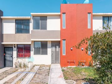 Casa en venta en Treboles Frente A Parque Hab en planta Baja y Baño completo
