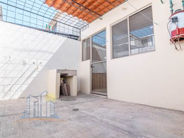 Casa en venta en Treboles Frente A Parque Hab en planta Baja y Baño completo