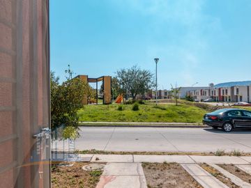 Casa en venta en Treboles Frente A Parque Hab en planta Baja y Baño completo