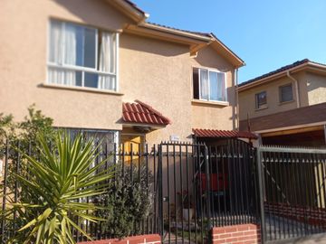 VENDO CASA 2 PISOS VILLA LOS CASTAÑOS MAIPU