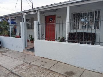 Casa Sólida En Maipú, Acceso Rápido A Metro Santiago Bueras.