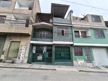 Se Vende Casa De 3 Pisos En San Juan De Lurigancho