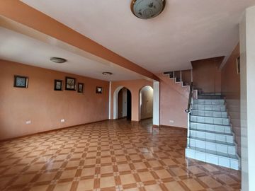 Se Vende Casa De 3 Pisos En San Juan De Lurigancho