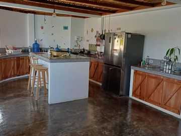 🌊 ¡VENTA DE HERMOSO HOSTAL FRENTE AL MAR EN AYANGUE! 🏨✨