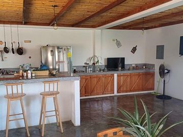 🌊 ¡VENTA DE HERMOSO HOSTAL FRENTE AL MAR EN AYANGUE! 🏨✨