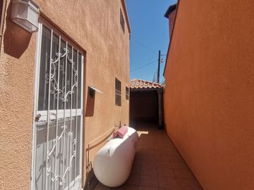 CASA EN VENTA CON ESPACIOS AMPLIOS EN FUENTES DEL SANTUARIO