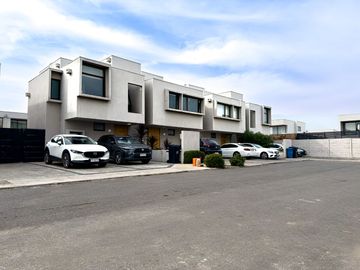 Townhouse impecable 3D y 4B en Chicureo