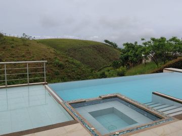Renta Casa Campestre dos niveles en Exclusivo Condominio Cerritos