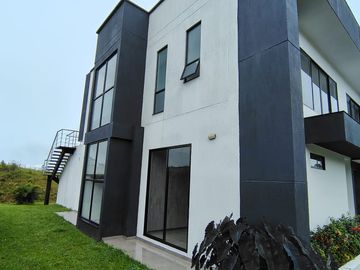 Renta Casa Campestre dos niveles en Exclusivo Condominio Cerritos