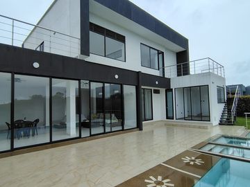 Renta Casa Campestre dos niveles en Exclusivo Condominio Cerritos