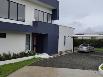 Renta Casa Campestre dos niveles en Exclusivo Condominio Cerritos