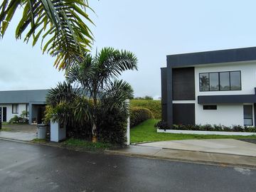 Renta Casa Campestre dos niveles en Exclusivo Condominio Cerritos