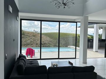 Renta Casa Campestre dos niveles en Exclusivo Condominio Cerritos