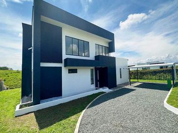 Renta Casa Campestre dos niveles en Exclusivo Condominio Cerritos