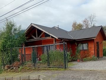 Pucón, en venta una gran casa en sitio urbano a minutos del centro