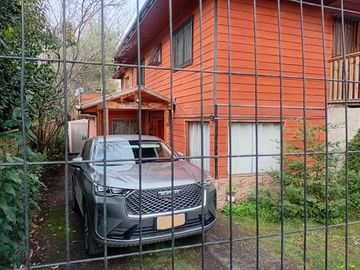 Pucón, en venta una gran casa en sitio urbano a minutos del centro