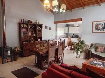 Pucón, en venta una gran casa en sitio urbano a minutos del centro