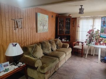 Pucón, en venta una gran casa en sitio urbano a minutos del centro