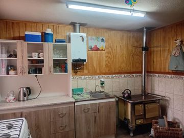 Pucón, en venta una gran casa en sitio urbano a minutos del centro