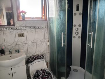 Pucón, en venta una gran casa en sitio urbano a minutos del centro