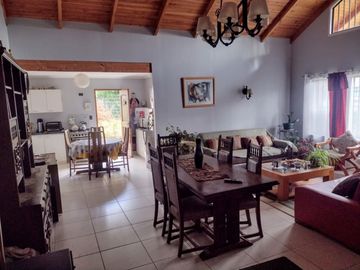 Pucón, en venta una gran casa en sitio urbano a minutos del centro
