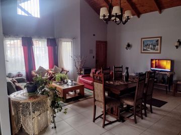 Pucón, en venta una gran casa en sitio urbano a minutos del centro