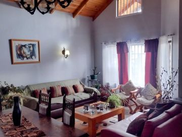 Pucón, en venta una gran casa en sitio urbano a minutos del centro