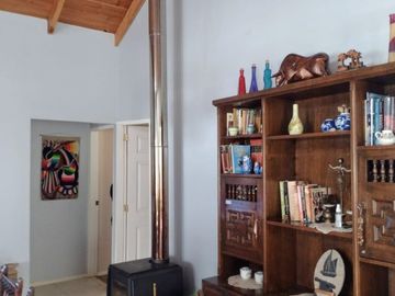 Pucón, en venta una gran casa en sitio urbano a minutos del centro