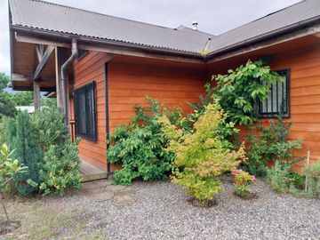 Pucón, en venta una gran casa en sitio urbano a minutos del centro