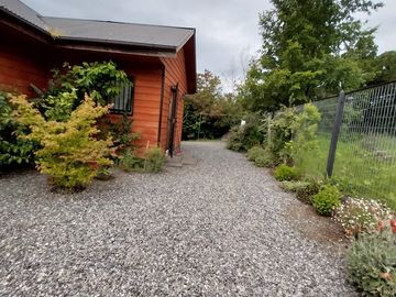 Pucón, en venta una gran casa en sitio urbano a minutos del centro