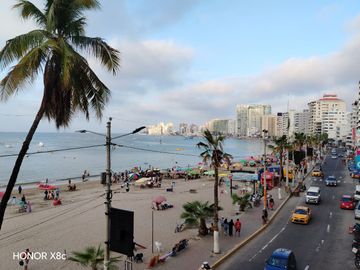 @En Venta Amplio Apartamento Frente al Malecón de Salinas