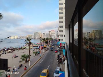 @En Venta Amplio Apartamento Frente al Malecón de Salinas