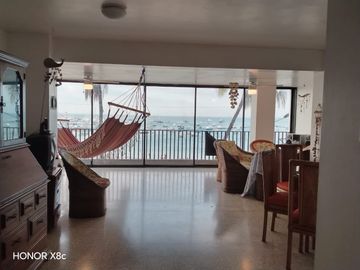 @En Venta Amplio Apartamento Frente al Malecón de Salinas