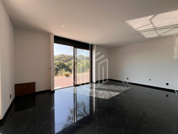 Elegante casa con imponente fachada para estrenar en Rancho San Juan.