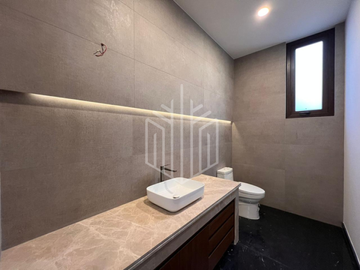 Elegante casa con imponente fachada para estrenar en Rancho San Juan.