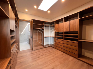 Elegante casa con imponente fachada para estrenar en Rancho San Juan.