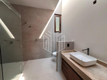 Elegante casa con imponente fachada para estrenar en Rancho San Juan.
