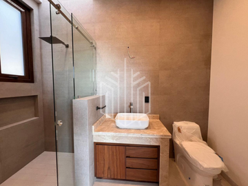 Elegante casa con imponente fachada para estrenar en Rancho San Juan.