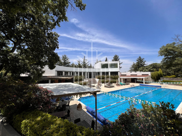 Hermosa residencia en venta con vista arbolada en hacienda de vallescondido.