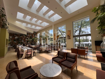 Hermosa residencia en venta con vista arbolada en hacienda de vallescondido.