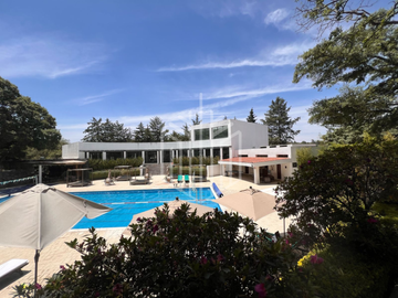 Hermosa residencia en venta con vista arbolada en hacienda de vallescondido.
