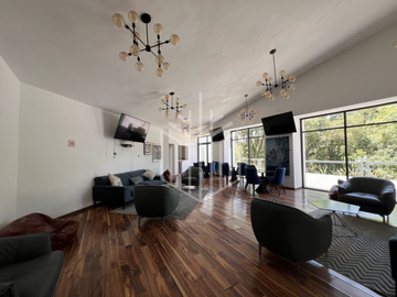 Hermosa residencia en venta con vista arbolada en hacienda de vallescondido.