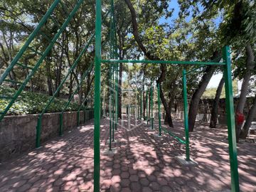 Hermosa residencia en venta con vista arbolada en hacienda de vallescondido.