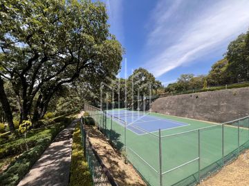 Hermosa residencia en venta con vista arbolada en hacienda de vallescondido.