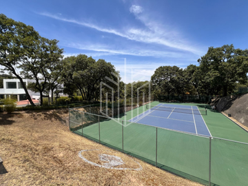 Hermosa residencia en venta con vista arbolada en hacienda de vallescondido.