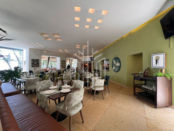 Hermosa residencia en venta con vista arbolada en hacienda de vallescondido.