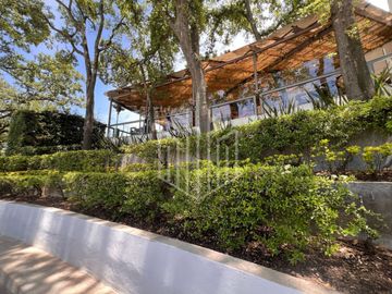 Hermosa residencia en venta con vista arbolada en hacienda de vallescondido.