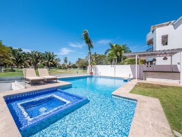 Casa Remodelada con Vista al Campo de Golf en Marina Vallarta - Remodeled Golf Course View Home in Marina Vallarta – Pool with Jacuzzi & Solar Panels