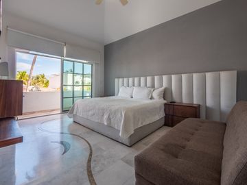 Casa Remodelada con Vista al Campo de Golf en Marina Vallarta - Remodeled Golf Course View Home in Marina Vallarta – Pool with Jacuzzi & Solar Panels