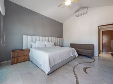 Casa Remodelada con Vista al Campo de Golf en Marina Vallarta - Remodeled Golf Course View Home in Marina Vallarta – Pool with Jacuzzi & Solar Panels